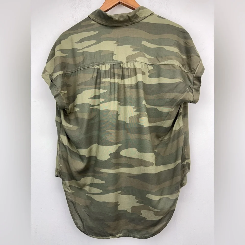 So size Medium Women’s Green Camo Button Up Cyber Grunge Campcore Camp Shirt - Picture 6 of 6